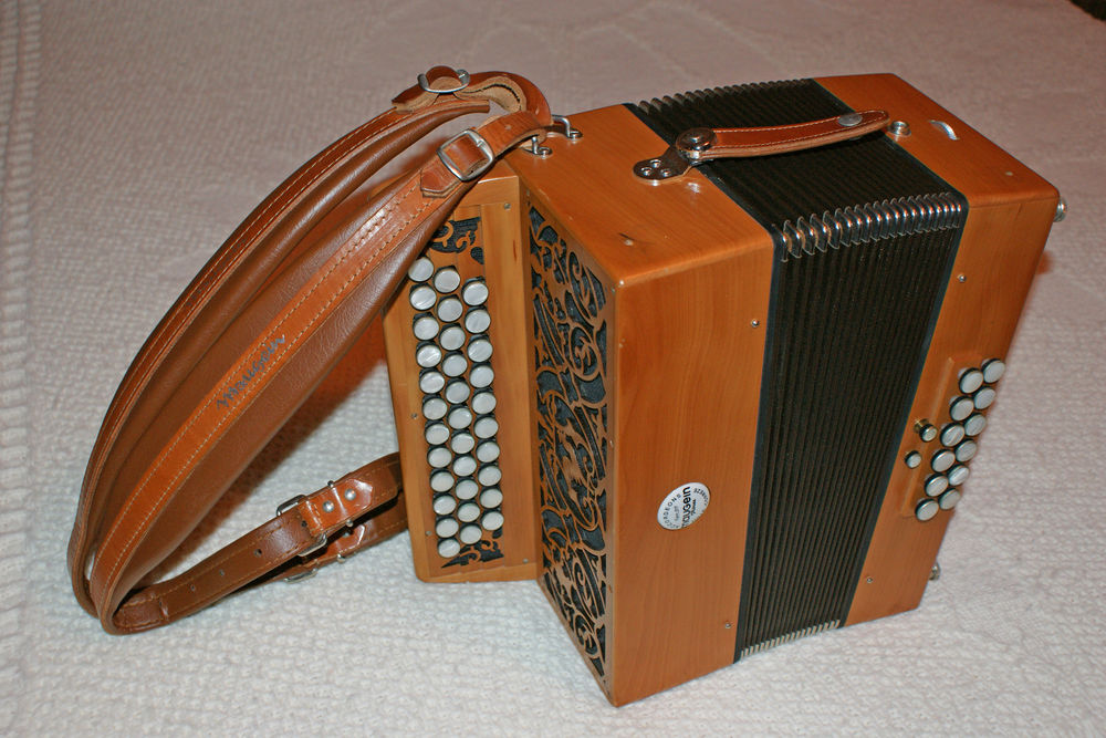 Accordeon MAUGEIN
Type : Le Luthinier III 2750 La Chapelle-Mouli�re (86)