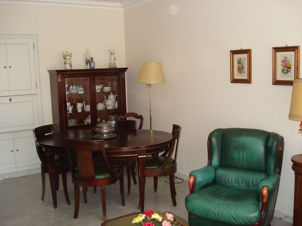 AFFAIRE....SALLE A MANGER ET VITRINE ASSORTIE 250 Nice (06)