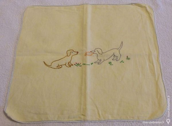 Ancien NAPPERON BRODE A LA MAIN CHIENS 2 �cuisses (71)