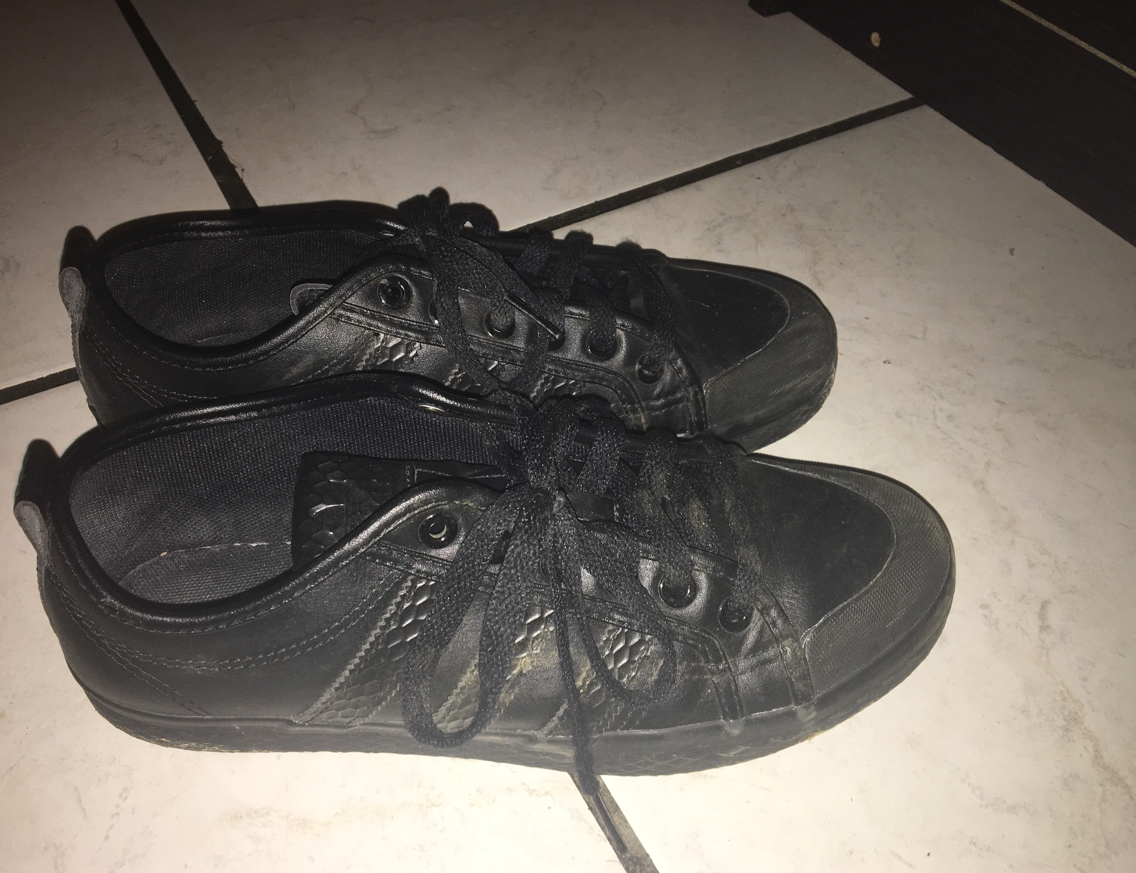 baskets Adidas noires 1 Ris-Orangis (91)