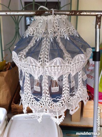 Beau lustre en dentelle bleu et blanche 25 Aubagne (13)