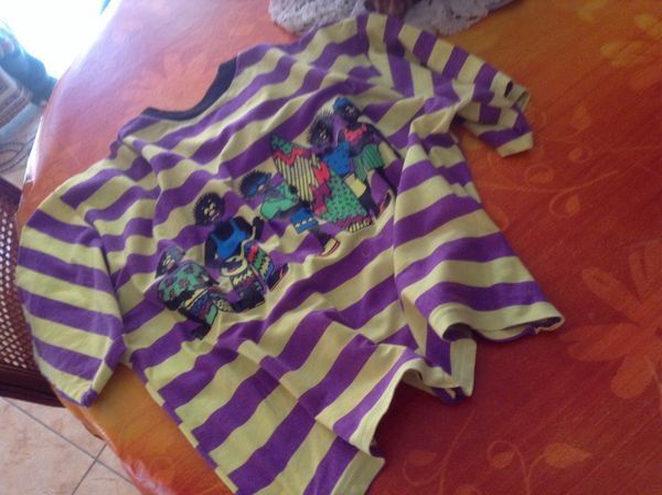 Beau Tee shirt actuel  tr�s peu port� 10 Six-Fours-les-Plages (83)