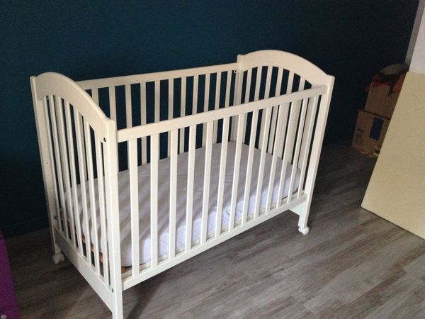 Lit b�b� barreaux 15 Chaligny (54)