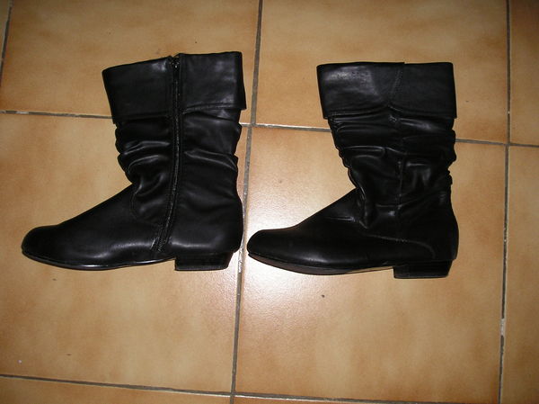 Bottes fille en cuir noir taille 36
10 Sept�mes-les-Vallons (13)