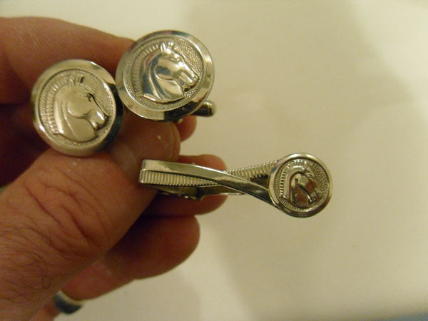 Boutons de manchette & attache cravate : t�te de cheval 18 Neuville-de-Poitou (86)