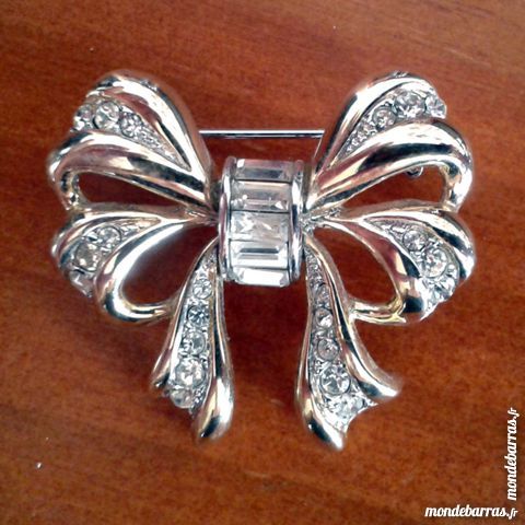 Broche dor�e sertie de zirconiums 30 Cabestany (66)