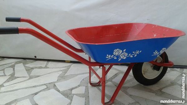 brouette  jardin tres bon �tat 25 Marignane (13)