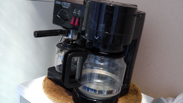 Cafeti�re �lectrique noire, double fonction 20 Les Lones (83)