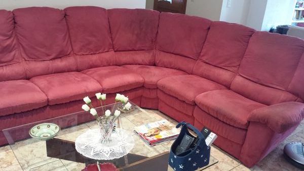 Canap� d'angle, 5/6 places, couleur framboise 450 Trouillas (66)