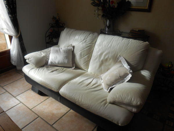canape blanc et noir tout cuir pleine fleur  vachette
200 Sainte-Anastasie-sur-Issole (83)