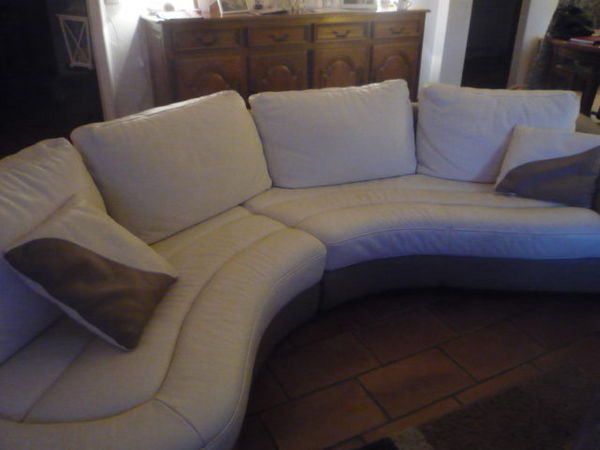 CANAPE CUIR MODERNE,blanc et marron clair, tr�s bon �tat 300 P�gomas (06)