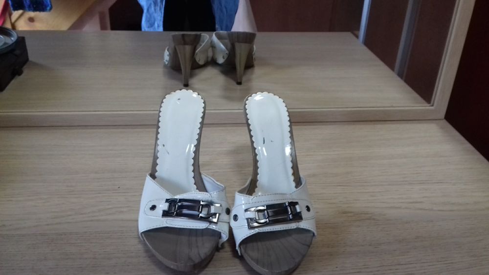 Chaussures d'�t�, sabots blancs. 15 Noisiel (77)