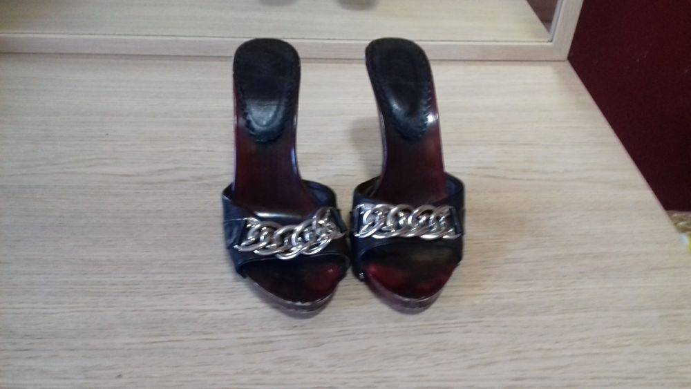 Chaussures d'�t�, sabots noirs. 20 Noisiel (77)