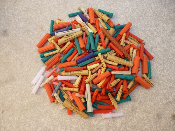 500 chevilles plastiques 15 Cagnes-sur-Mer (06)