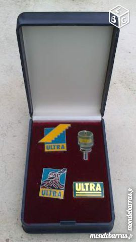 Coffret  de Pin's U L T R A. 20 Saint-Vallier (71)