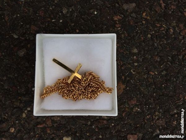 croix avec chaine ras de cou 10 Le Plessis-Robinson (92)