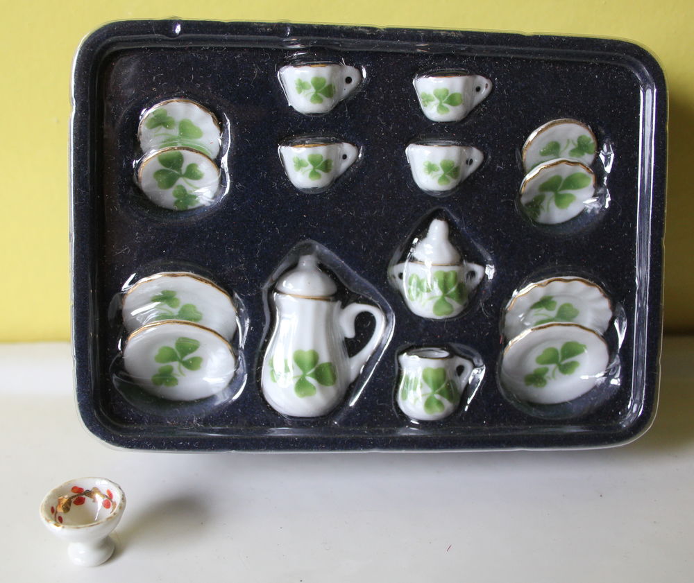 Dinette de maison de poup�e neuve
porcelaine 12 Vanves (92)