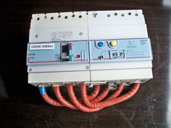 Disjoncteur diff�rentiel  4 x 160 amp. diff�rentiel r�glable 200 �tr�chy (91)