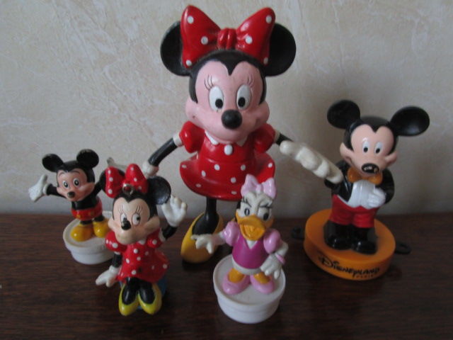 DISNEY - sujets divers Minnie et Mickey
5 Sassenage (38)