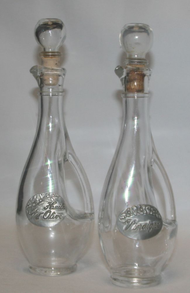 Ensemble carafes huile vinaigre �tiquet� en �tain. 12 Courry (30)