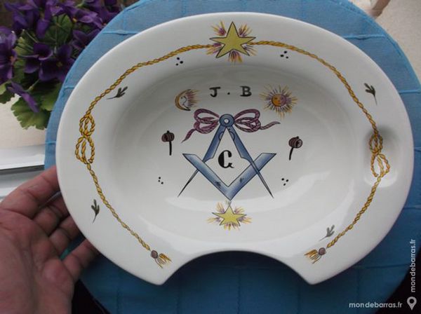 Faience de ROUEN plat � barbe Franc-Maconnerie 140 Montargis (45)