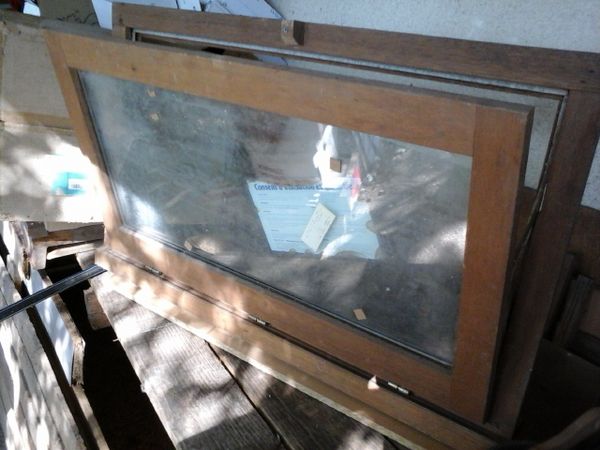 2 fen�tres horizontal. Abattant bois exotique dble vitrage 
198 Bourgoin-Jallieu (38)