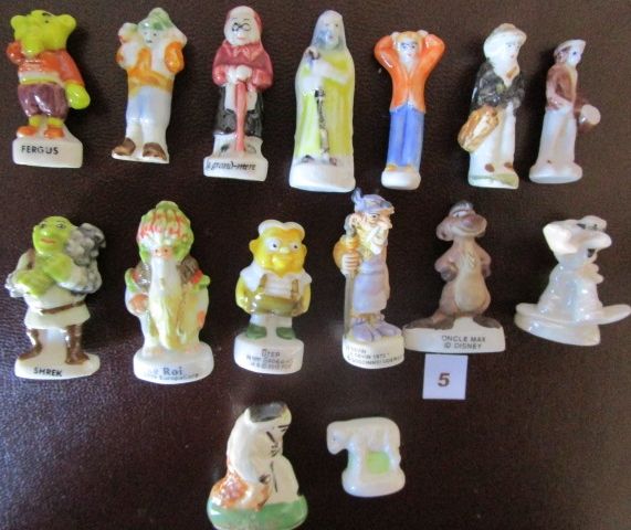LOT DE 15 F�VES Personnages,  sujets DIVERS 
10 Sassenage (38)