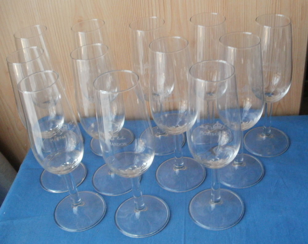 12 flutes a champagne estampill� MOET � CHANDON 15 Montauban (82)