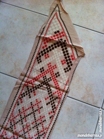 foulard rectangulaire aux extr�mit�s biseaut�es 5 Saint-Vallier (71)