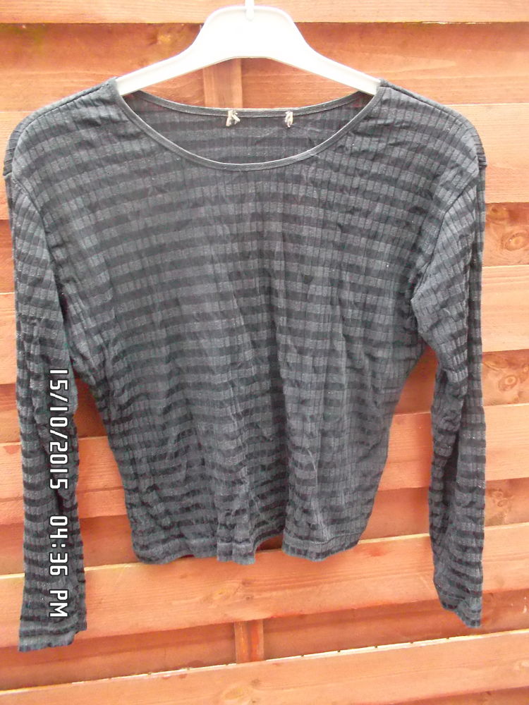 HAUT NOIR A RAYURES*JUSTE 1E*KIKI60230 1 Chambly (60)