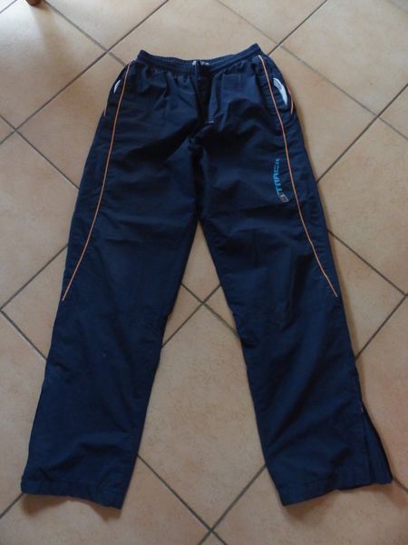 jogging taille M 
10 Viriat (01)