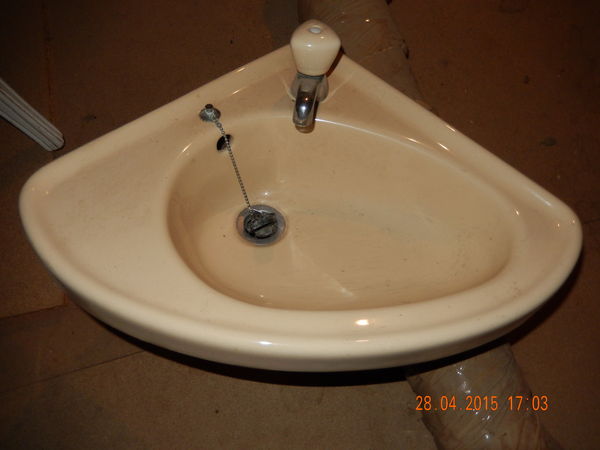 lave-mains d'angle couleur cr�me 12 Gognies-Chauss�e (59)