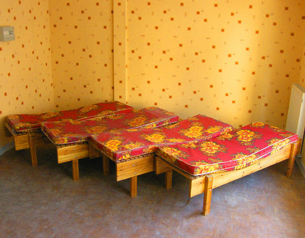 4 lits de repos ergonomiques en bois vernis. 400 Le Havre (76)