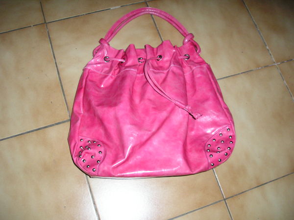 Sac � main de femme en  cuir rose
Marque David  Jones
30 Sept�mes-les-Vallons (13)