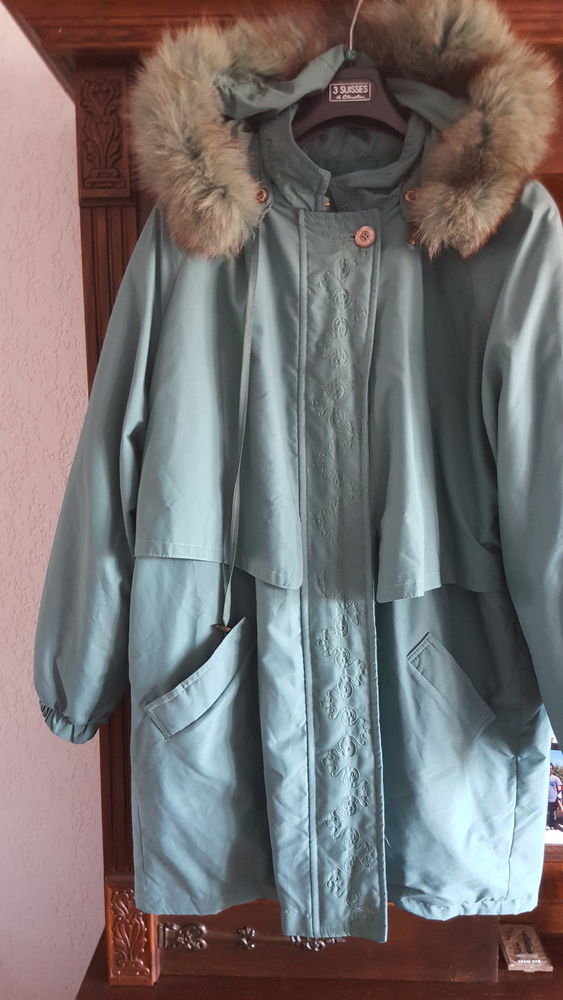 Manteau  avec capuche fourrure vert et broderies 70 Six-Fours-les-Plages (83)