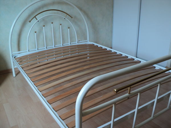 lit 140 m�tal blanc et dor� 100 R�almont (81)