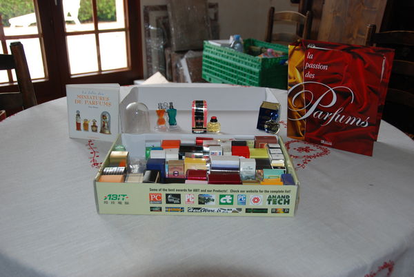 138 miniatures de parfum pleines avec leurs boites 0 Besan�on (25)