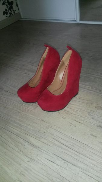 UNE PAIRE DE CHAUSSURES FEMME 10 Compans (77)
