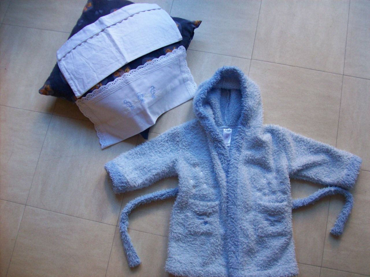 peignoir, 2 taies,1 coussin - 9 � 12 mois - zoe 3 Martigues (13)