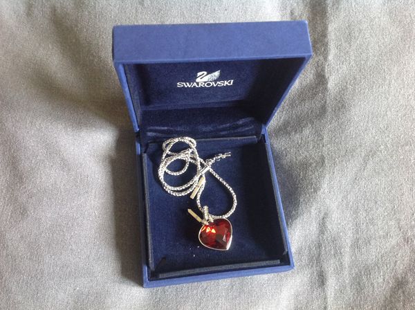 Pendentif coeur avec sa cha�ne Swarovski
80 Pamiers (09)