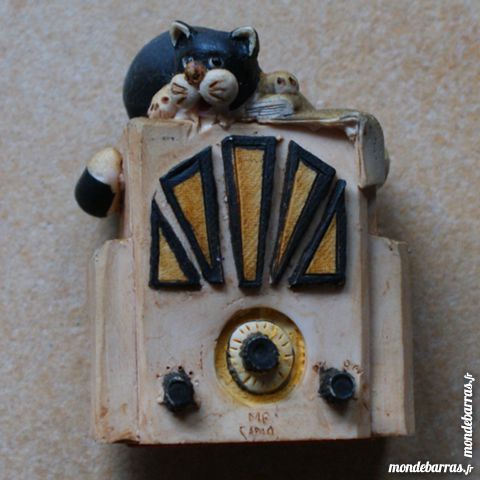 Petit chat en r�sine perch� sur une radio 5 Cabestany (66)