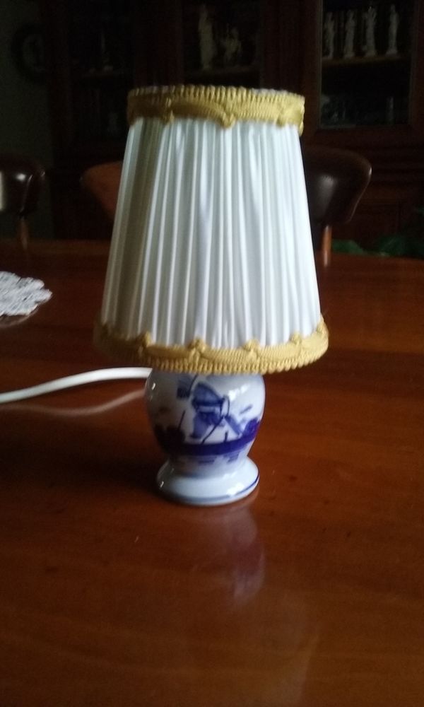 Petite lampe 15cm de haut d�cors bleus 6 L�signy (77)