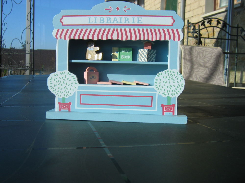 1 petite Librairie en bois bleu clair 15 Le Vernois (39)