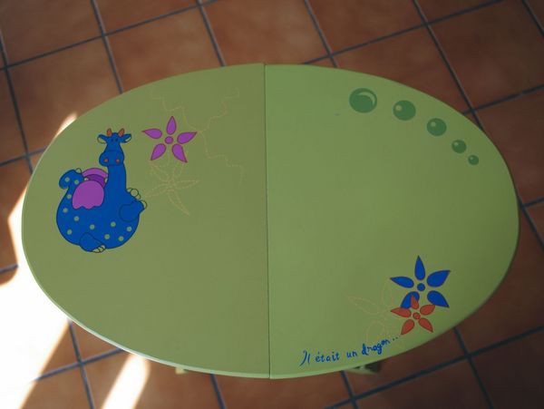Petite table enfant en bois d�co Dragon. 5 Plouescat (29)