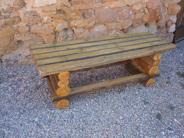 PETITE TABLE DE JARDIN OU BANC EN BOIS MASSIF 100 Les Arcs (83)
