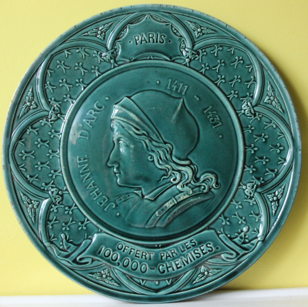 Plat barbotine Jeanne d'arc offert par les 100000 chemises 25 Vanves (92)