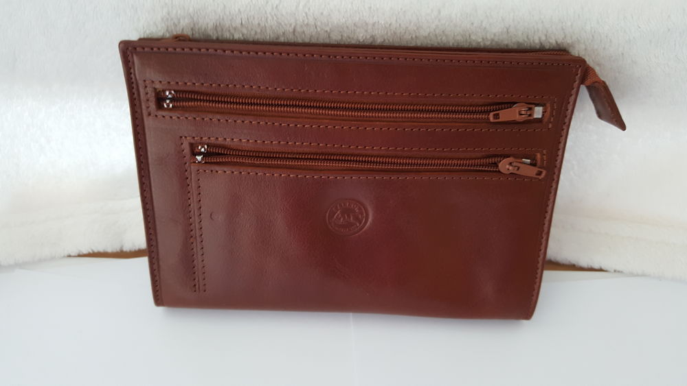 PORTEFEUILLE EN CUIR NOIR OU MARRON 5 Gatti�res (06)
