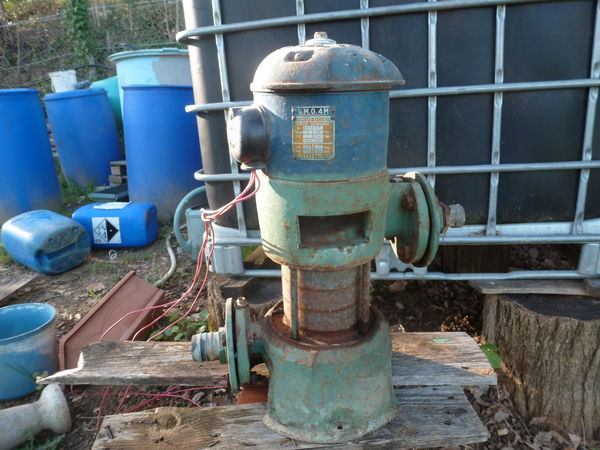 a]  pulverisateur:ET b] groupe de pompage 300 Pont-du-Casse (47)