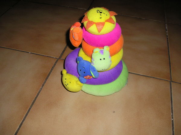  pyramide de mousse compos�es de plusieurs anneaux 5 Sept�mes-les-Vallons (13)