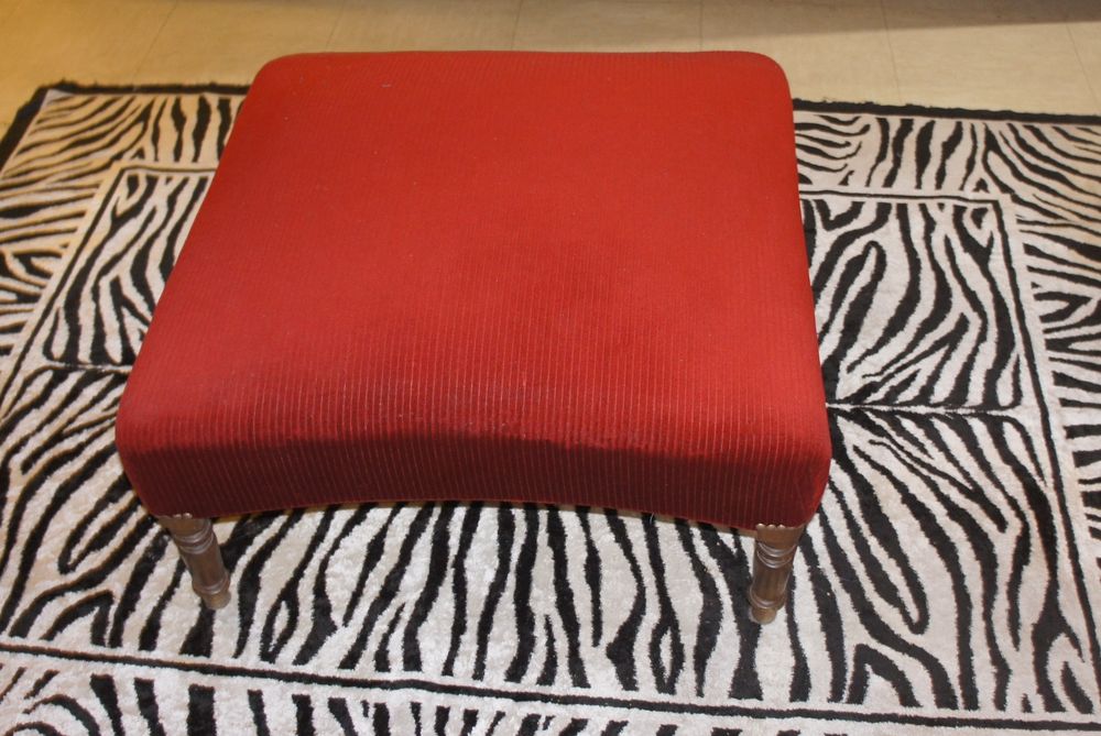 Un repose pied rouge 50 Courcouronnes (91)